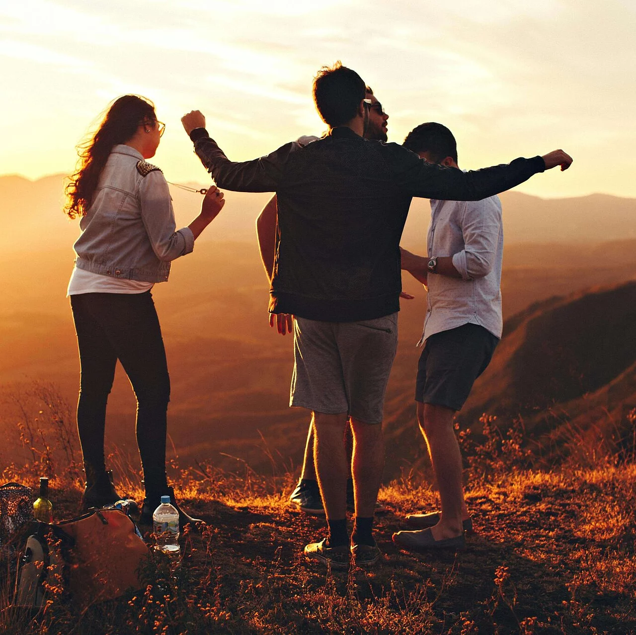 Des jeunes qui dansent au lever du soleil