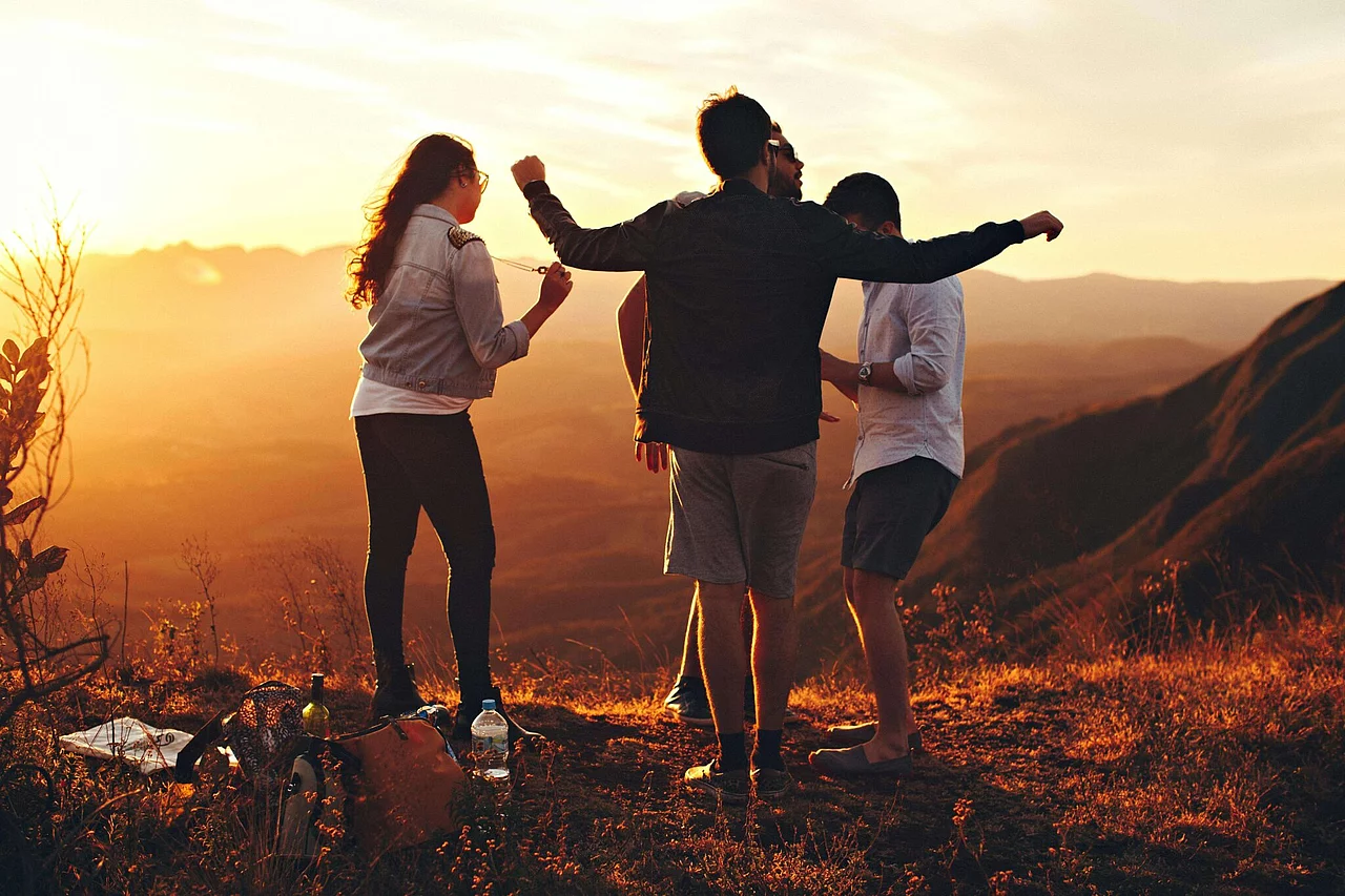 Des jeunes qui dansent au lever du soleil