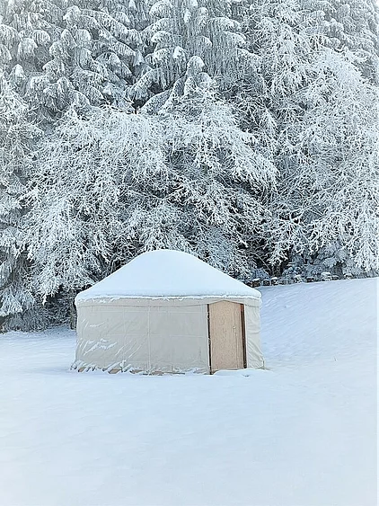 Une yourte sous la neige
